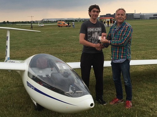 Benjamin nimmt den Preis für den ersten 345-Flug entgegen