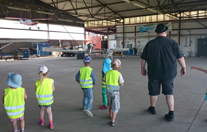 Kita zu Besuch am Flugplatz