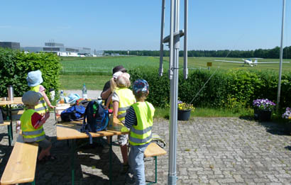 Kita zu Besuch am Flugplatz